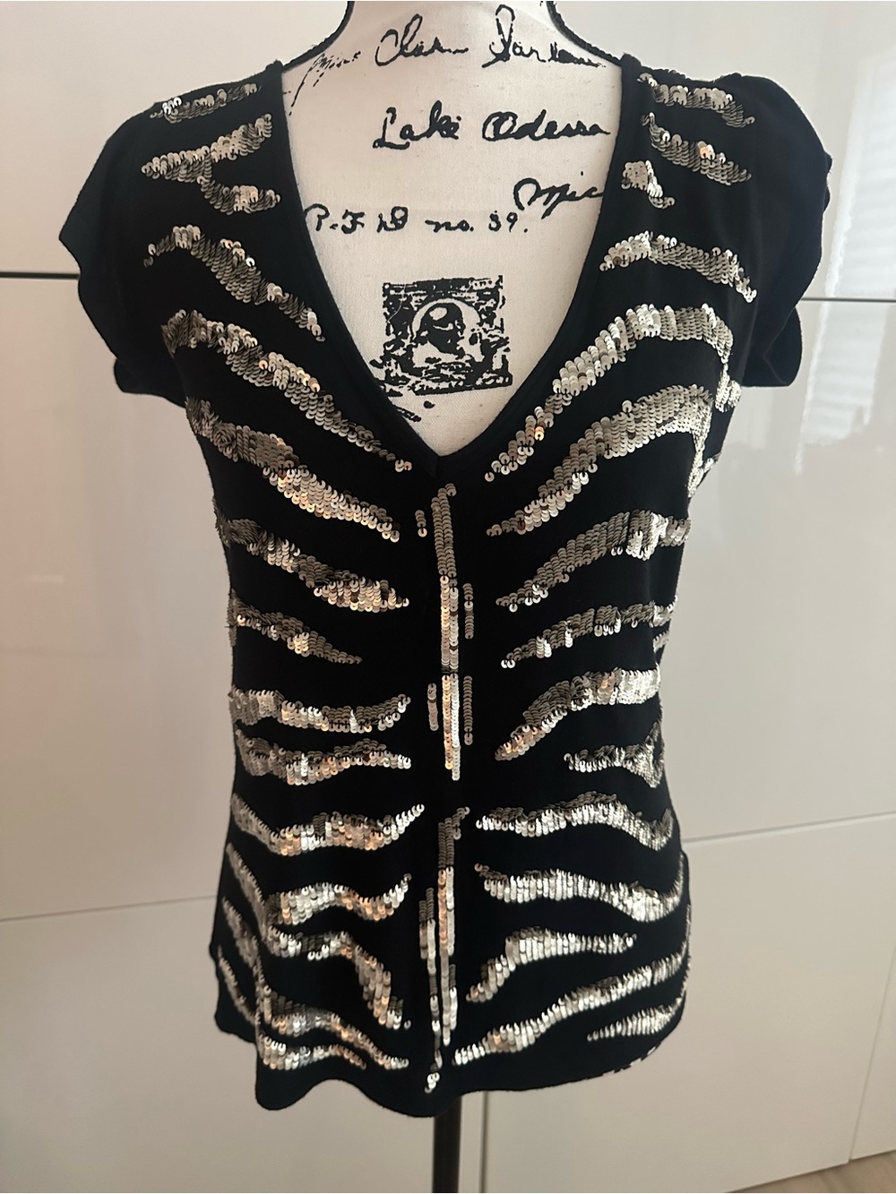 EUC-Cache Black V-Neck Short Sleeve Sequin Zebra Top